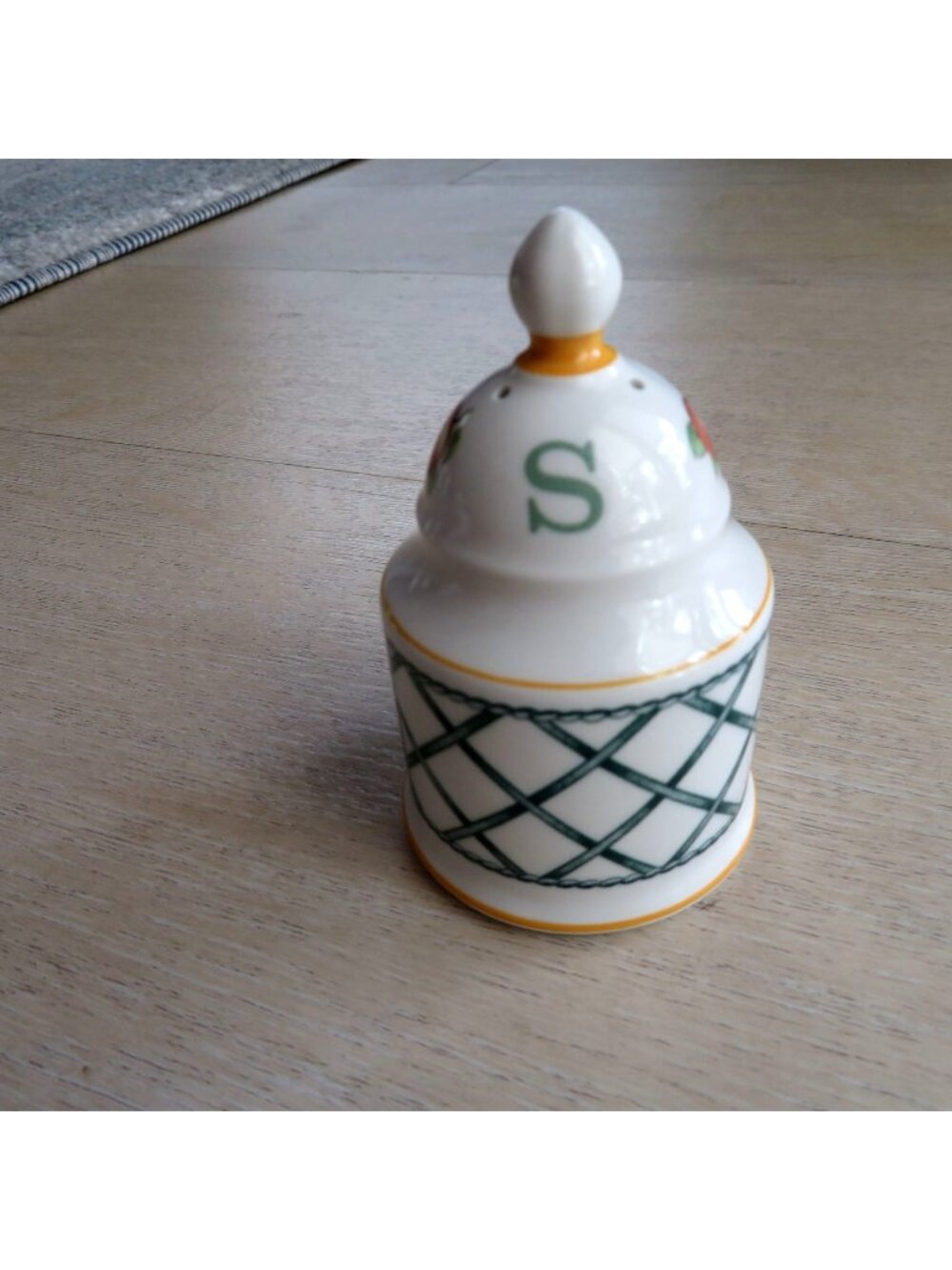 Villeroy & Boch Basket Porcelain Salt Shaker with Stopper Lattice Pattern Peach